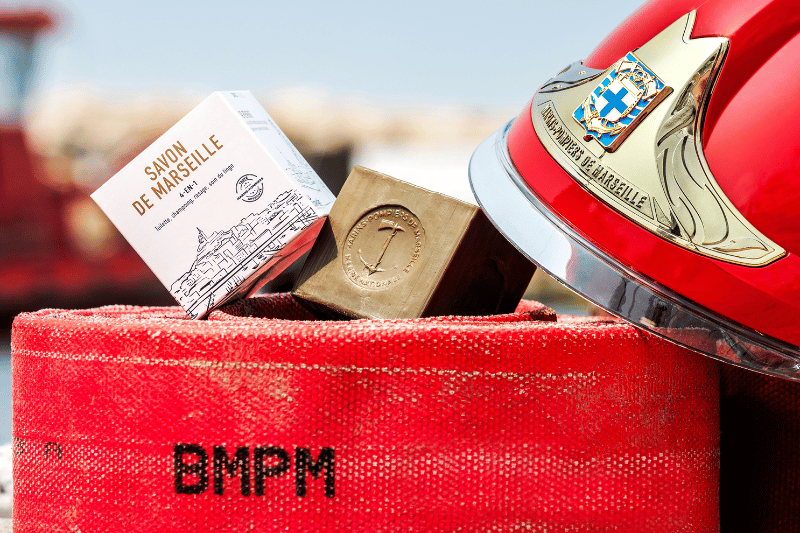 1 euro reversé pour tout achat du cube de savon de Marseille aux couleurs du bataillon des marins-pompiers de Marseille